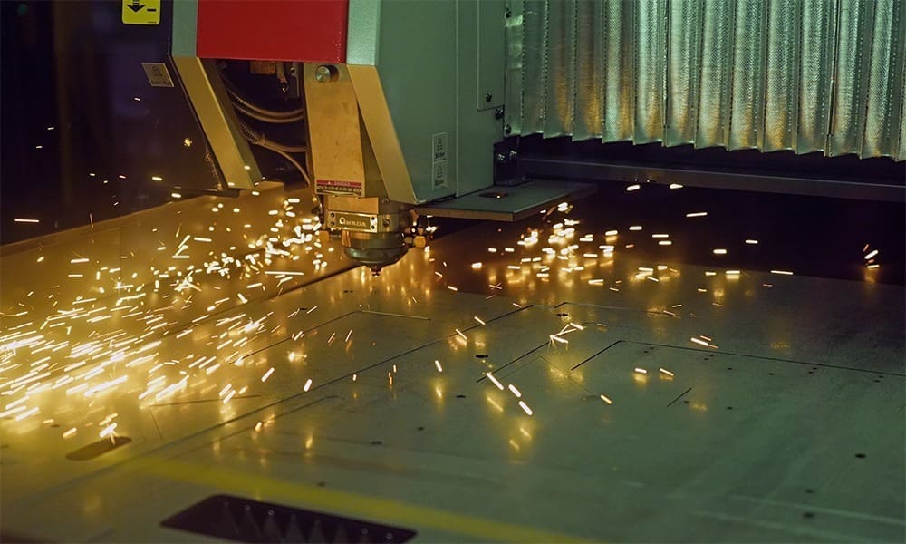 unisig_FabShop_Amada_Laser_Operation_1000x600