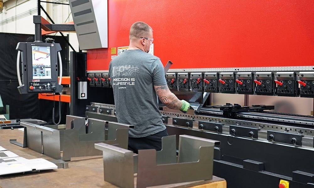 unisig_fabshop_amada_press_brake_operation_1000x600